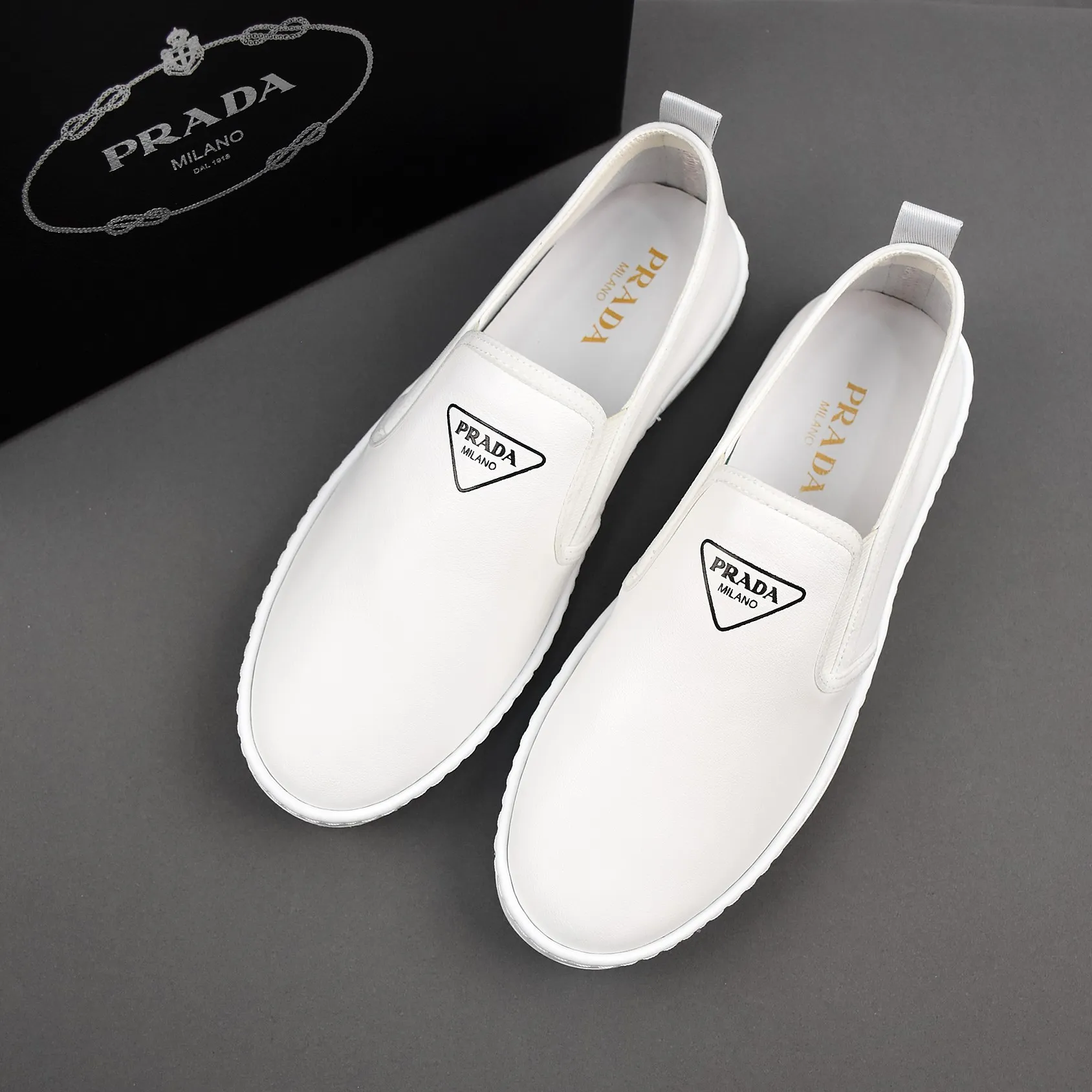PP380👟👟👟Prada [Prada] Soft-soled and soft-surface casual leather shoes. The uppers are made of comfortable and soft first-layer cowhide and super-soft rubber outsole. Men's size 38-44.